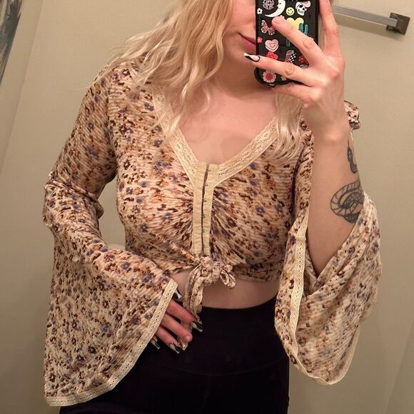 Free People cream and floral clasp front top w tie in front and bell sleeves - Picture 6 of 12